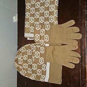 MK set: beanie, gloves and scarf